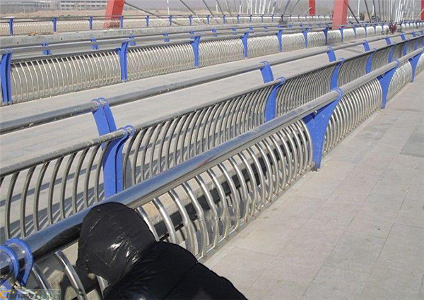 自贡不锈钢复合管护栏一种安全而耐用的防护解决方案