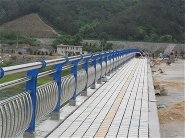 自贡不锈钢桥梁护栏的特性及其在现代建筑中的应用