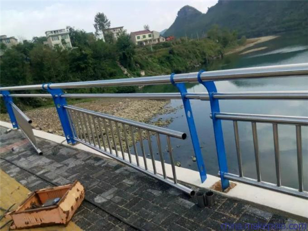 自贡不锈钢复合管护栏是一种卓越的防护材料